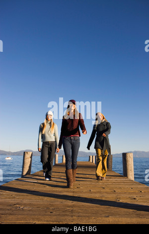 Drei Frauen laufen auf Dock Stockfoto