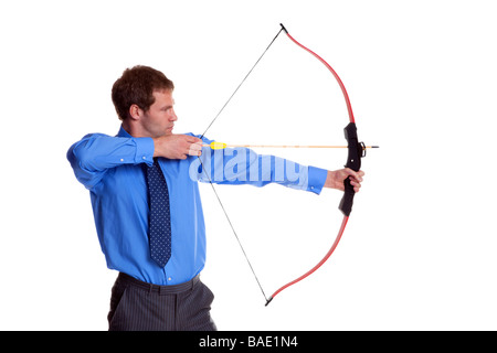 Geschäftsmann mit Pfeil und Bogen seitlichem Blick isoliert auf weißem Hintergrund Stockfoto