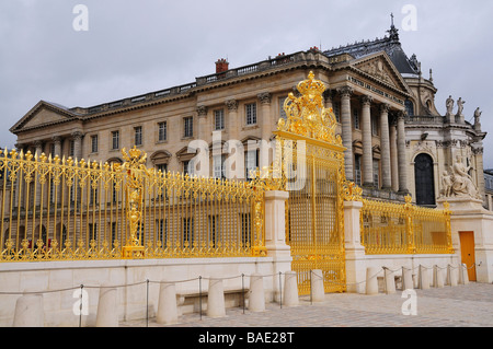 Tore zum königlichen Hof des Palastes von Versailles, Ile de France, Frankreich Stockfoto
