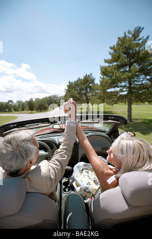 Aufgeregt paar im Cabrio Stockfoto