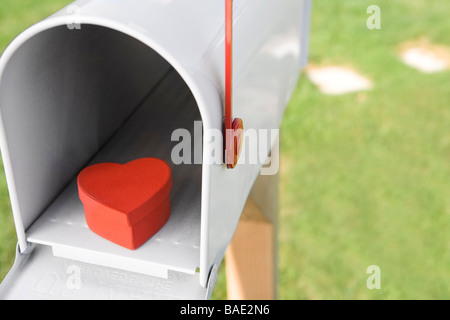 Heart Shaped Box im Postfach Stockfoto