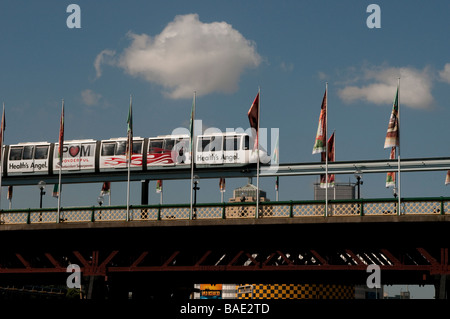 Pyrmont Bridge mit dem The Metro Monorail-Zug Darling Harbour Sydney New South Wales Australien Stockfoto