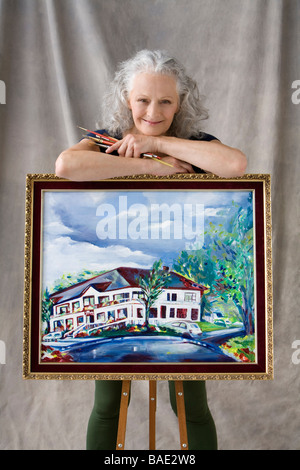 Frau posiert mit Malerei Stockfoto