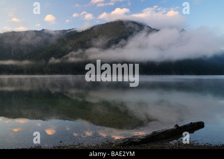 Misty Lake in Bergen, Plansee, Reutte, Tirol, Österreich Stockfoto