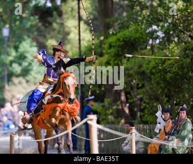 Reiten Archer in Samurai Kleidung zielt auf die Tsurogaoka Hachimangu Schrein Yabusame Festival - Kamakura, Japan, April 09 Stockfoto