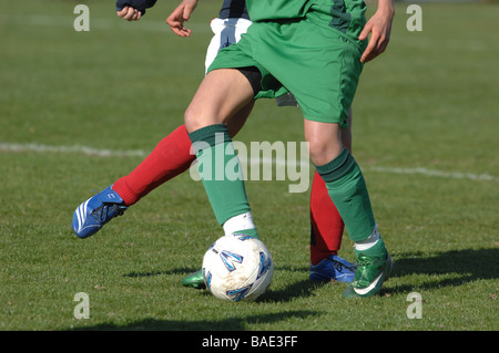 Detail der beiden Fußballer-Beine und Füße mit Fußball. Stockfoto