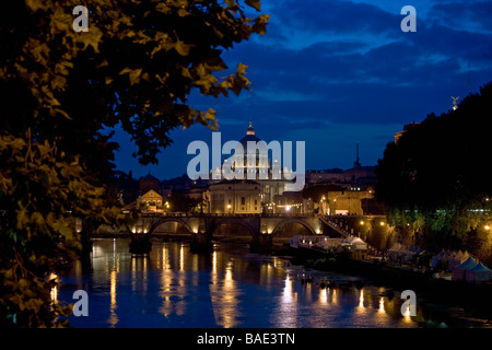 St.-Peters-Basilika und Ponte Sant Angelo, Rom, Latium, Italien Stockfoto