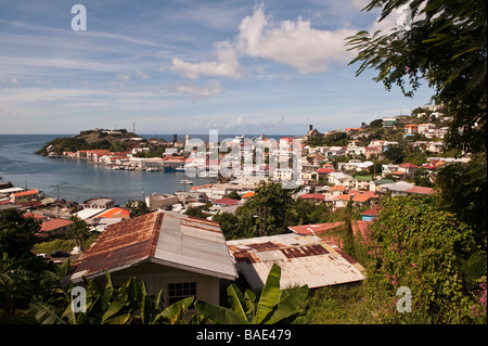 Blick hinunter auf den Hafen und die St.-Georgs-die Hauptstadt von Grenada Eingang von der Straße oben Stockfoto