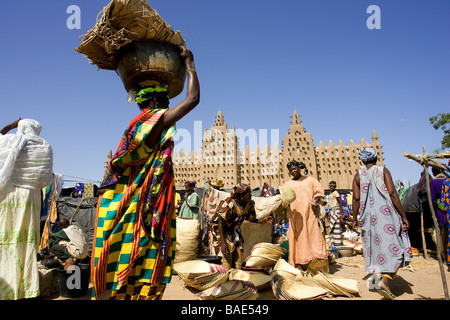 Mali, Mopti Region und Djenne, klassifiziert als Weltkulturerbe der UNESCO, Markttag an der Unterseite der Moschee Stockfoto