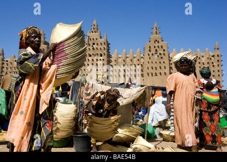 Mali, Mopti Region und Djenne, klassifiziert als Weltkulturerbe der UNESCO, Markttag an der Unterseite der Moschee Stockfoto