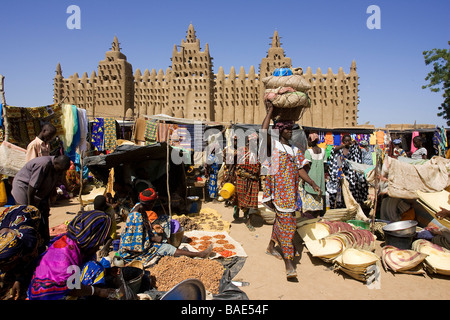 Mali, Mopti Region und Djenne, klassifiziert als Weltkulturerbe der UNESCO, Markttag an der Unterseite der Moschee Stockfoto