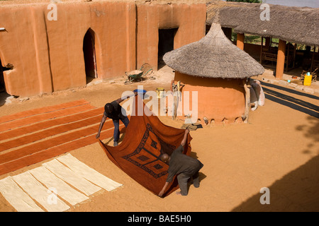 Mali, Segou, Sininesigi Association (Tell der Zukunft) zeigen ihre Bogolans Stockfoto