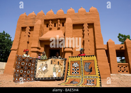 Mali, Segou, Sininesigi Association (Tell der Zukunft) zeigen ihre Bogolans Stockfoto