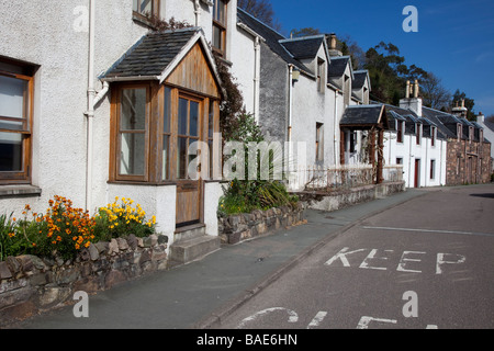 Reihenhäuser, Immobilien und Ferienhäuser an der Strandpromenade bei Plockton, Ross und Cromarty, Schottland, Großbritannien Stockfoto