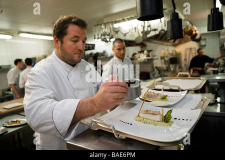 Frankreich, Savoyen, Chambery, in Küche mit Jean Michel Bouvier, Besitzer des L'Essentiel Restaurant Stockfoto