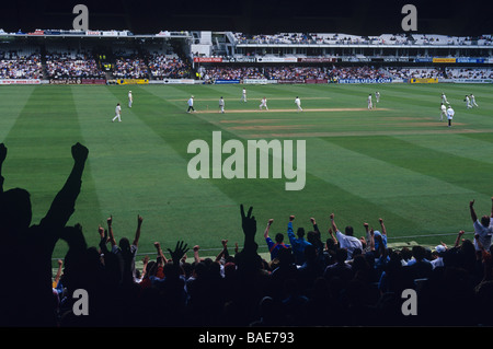 Menschenmassen beobachten ein Testspiel zwischen Pakistan und England auf Lords Stockfoto