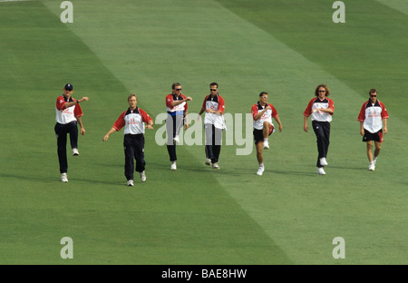 England Cricket-Team tun Aufwärmübungen wie ein Stammes-Tanz auf dem Cricketspielfeld auf Lords vor einem Spiel mit Pakistan Stockfoto