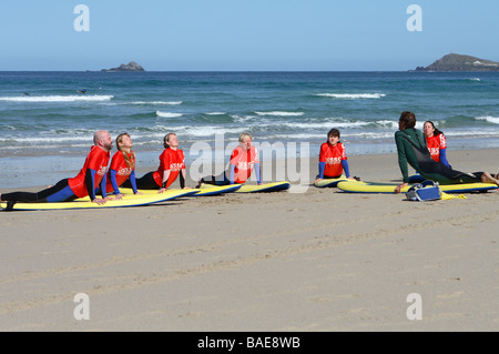 Sennen Cove Beach Cornwall Menschen lernen Surfen mit einer Surfschule am Sandstrand an der Atlantikküste im April Stockfoto