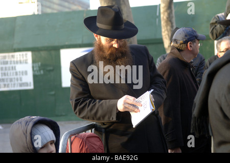 Juden versammeln sich am Dag Hammarskjöld Plaza in New York auf Mittwoch, 8. April 2009, das Fest des Birkat Hachamah beobachten Stockfoto