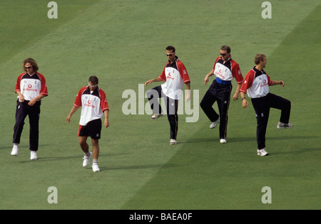 England Cricket-Team tun Aufwärmübungen wie ein Stammes-Tanz auf dem Cricketspielfeld auf Lords vor einem Spiel mit Pakistan Stockfoto