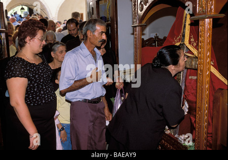 Zypern, Region Troodos Omodos, fest des Heiligen Kreuzes, küssen das Heilige Kreuz Anhänger Stockfoto