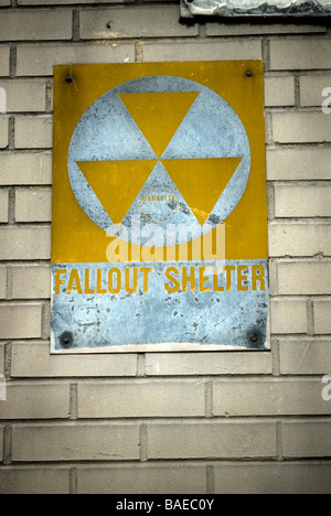 Ein Atombunker Zeichen ca. 1963 an der Seite einer Schule in Harlem in New York Stockfoto