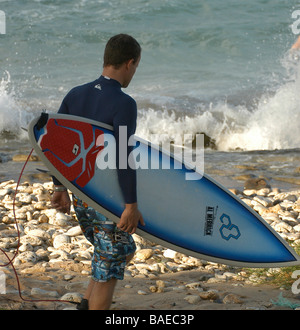 Männliche surfer bereitet das Meer geben Sie surfen zu gehen Stockfoto