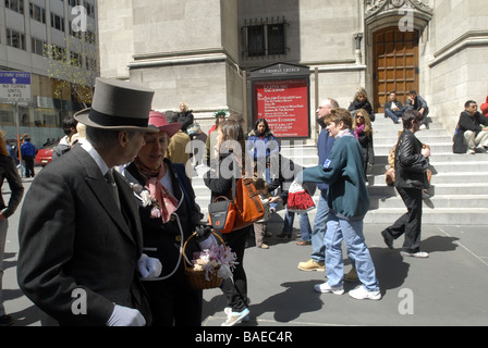 Tausende erweisen auf einen kalten und stürmischen Ostersonntag in New York am 12. April 2009 für die jährliche parade Stockfoto