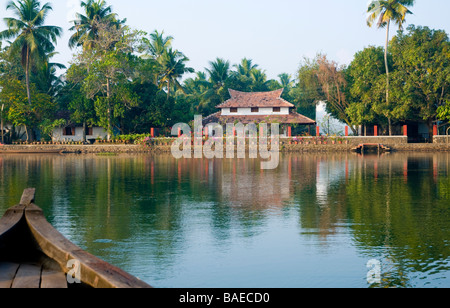 Fähre, die Gäste zu Philippkutty's Farm, eine Gewürzfarm, und gehobene Homestay auf dem Backwaters, Kumarakom, Kerala, Südindien, Indien Stockfoto