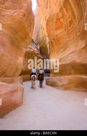 Streife auf dem Pferderücken die Bab Al-Siq Bereich in der antiken Stadt Petra, Jordanien Stockfoto