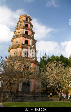 Die Thien Mu Pagode entlang des Parfüm-Flusses in Hue, Vietnam Stockfoto