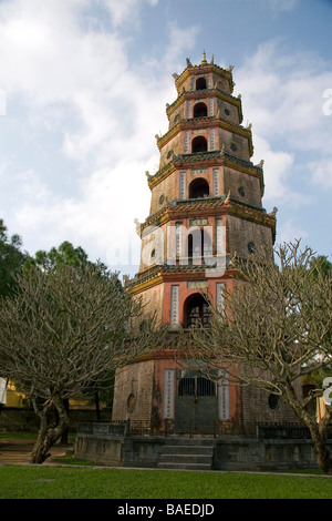 Die Thien Mu Pagode entlang des Parfüm-Flusses in Hue, Vietnam Stockfoto