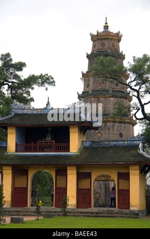 Religiöse Gebäude auf dem Gelände des Thien Mu Pagode in Hue, Vietnam Stockfoto