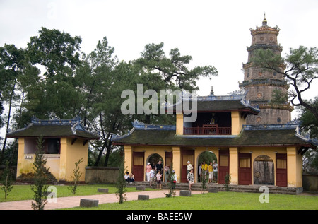 Religiöse Gebäude auf dem Gelände des Thien Mu Pagode in Hue, Vietnam Stockfoto