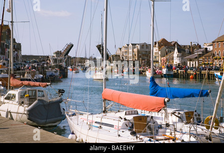 Blick über Weymouth Hafen der Stadt in Richtung der anhebenden Straßenbrücke. Dorset. VEREINIGTES KÖNIGREICH. Stockfoto