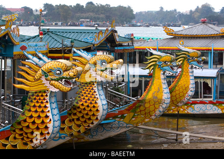 Drachenboote auf dem Parfüm-Fluss in Hue, Vietnam Stockfoto