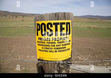 Posted Zeichen sagt Besucher, dass sie t Omen auf privaten Grundstücken können Stockfoto