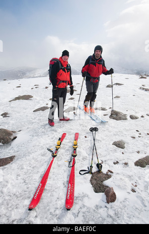 Skibergsteiger auf dem Gipfel des Cairngorm in Schottland, Vereinigtes Königreich Stockfoto