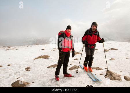 Skibergsteiger auf dem Gipfel des Cairngorm in Schottland, Vereinigtes Königreich Stockfoto