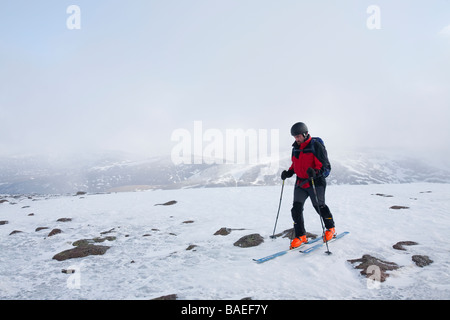 Skibergsteiger auf dem Gipfel des Cairngorm in Schottland, Vereinigtes Königreich Stockfoto