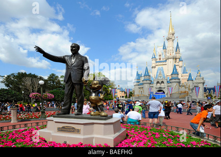 Statue von Walt Disney und Mickey Mouse vor Cinderella Castle im Magic Kingdom Theme Park Orlando Florida zentrale Stockfoto