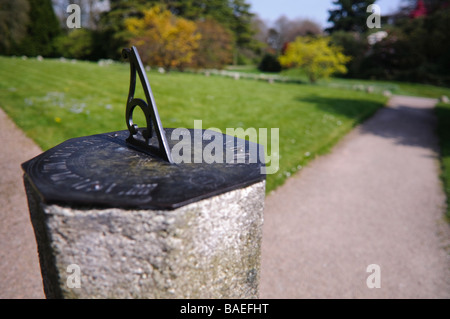 Sonnenuhr in einem formalen Garten Stockfoto