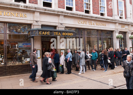 Menschen Queing oben außen Bettys Café Teestuben in York, Yorkshire, Großbritannien Stockfoto