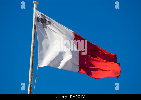 Malta-Flagge auf einem alten rostigen Fahnenstange gegen blauen Himmel Stockfoto