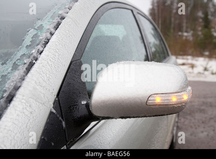 Gefrierender Regen erstellt Eis bedeckt Auto Blinker Stockfoto