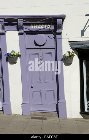 Die georgischen Markt Richmond North Yorkshire England lila Tür schräg am Hang Stockfoto