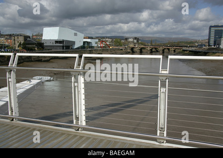 Stadt von Newport, Wales. Fernsicht auf das Revitalisierungsprojekt Newport Riverside Promenade vom Newport Stadt Steg. Stockfoto