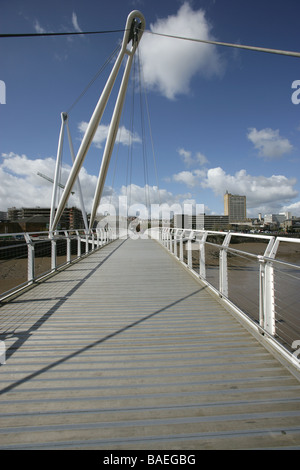 Stadt von Newport, Wales. Newport Stadt Steg und Zyklus Brücke ist Teil des Projekts Newport Riverside Regeneration. Stockfoto