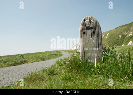 Behindertengerechter Zugang Zeichen bei Samphire Hoe, Dover, Kent, UK. Auf dem Schild steht "Schwierig von hier aus" Stockfoto