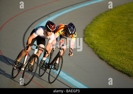 Verfolgen Sie ILLINOIS Northbrook zwei junge männliche Radfahrer in Fahrrad-Rennen im Velodrom Stockfoto